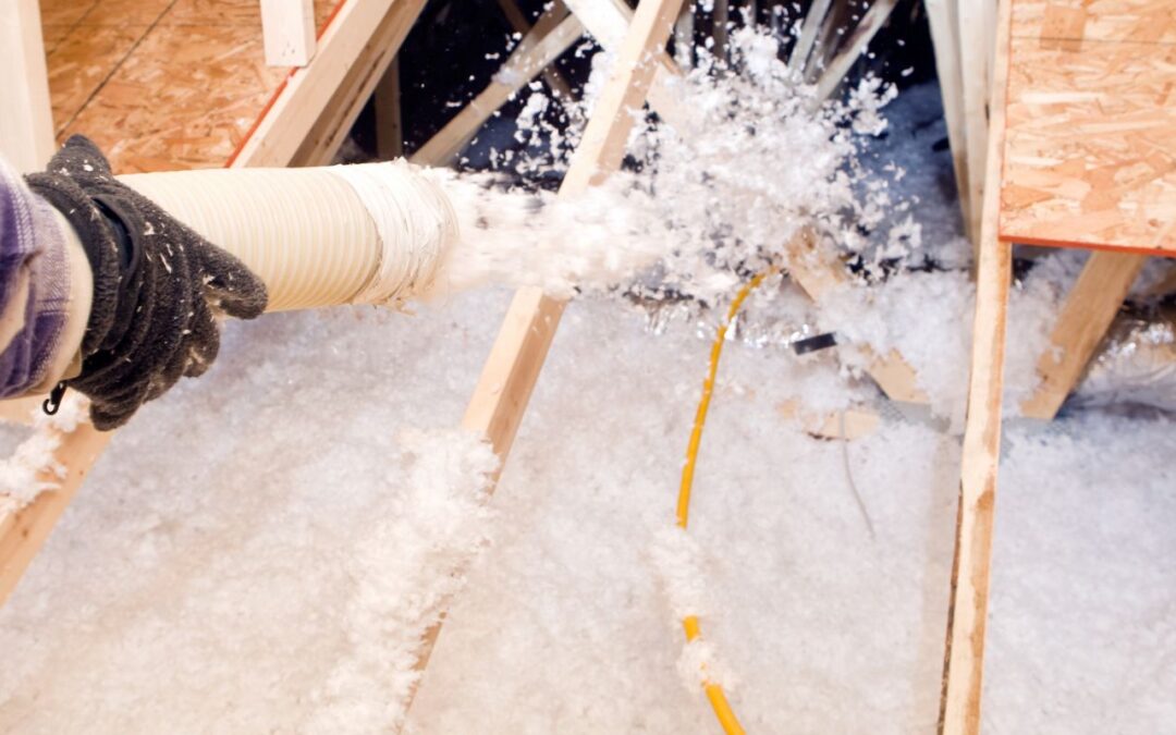 Wdmuchiwanie celulozy – na czym polega ten sposób ocieplenia poddasza?