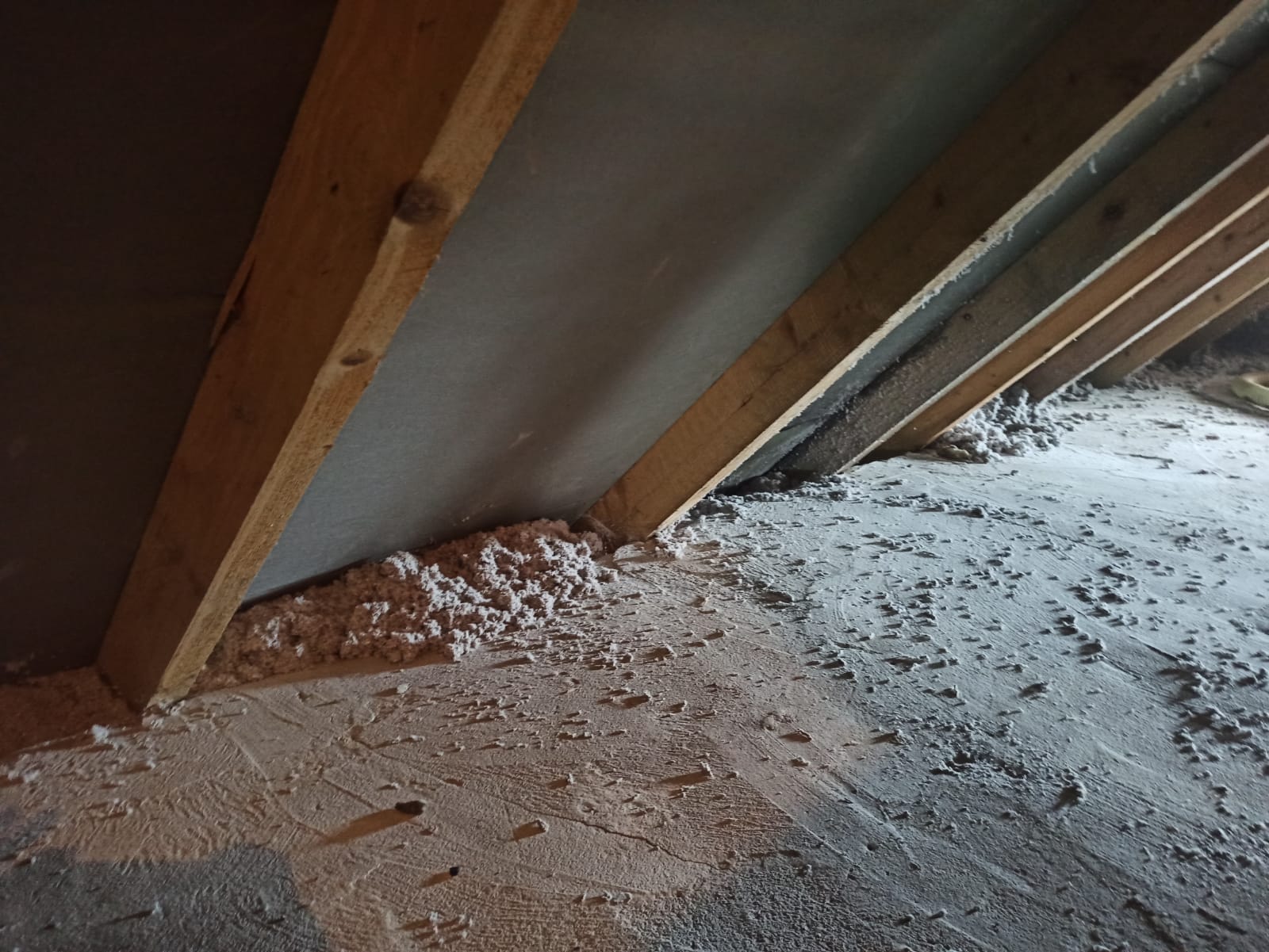 ocieplanie_skosow_betonowych_celulozą_1