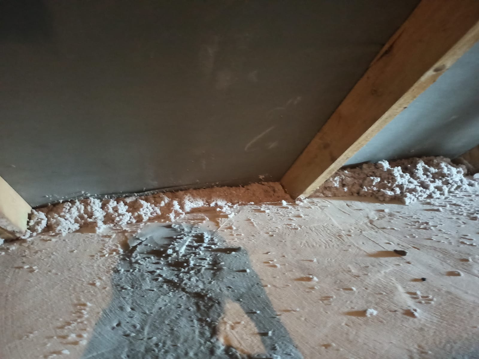 ocieplanie_skosow_betonowych_celulozą_3