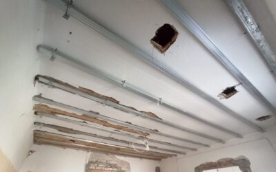 Ocieplanie trudno dostępnych miejsc – jak działa metoda wdmuchiwania celulozy?