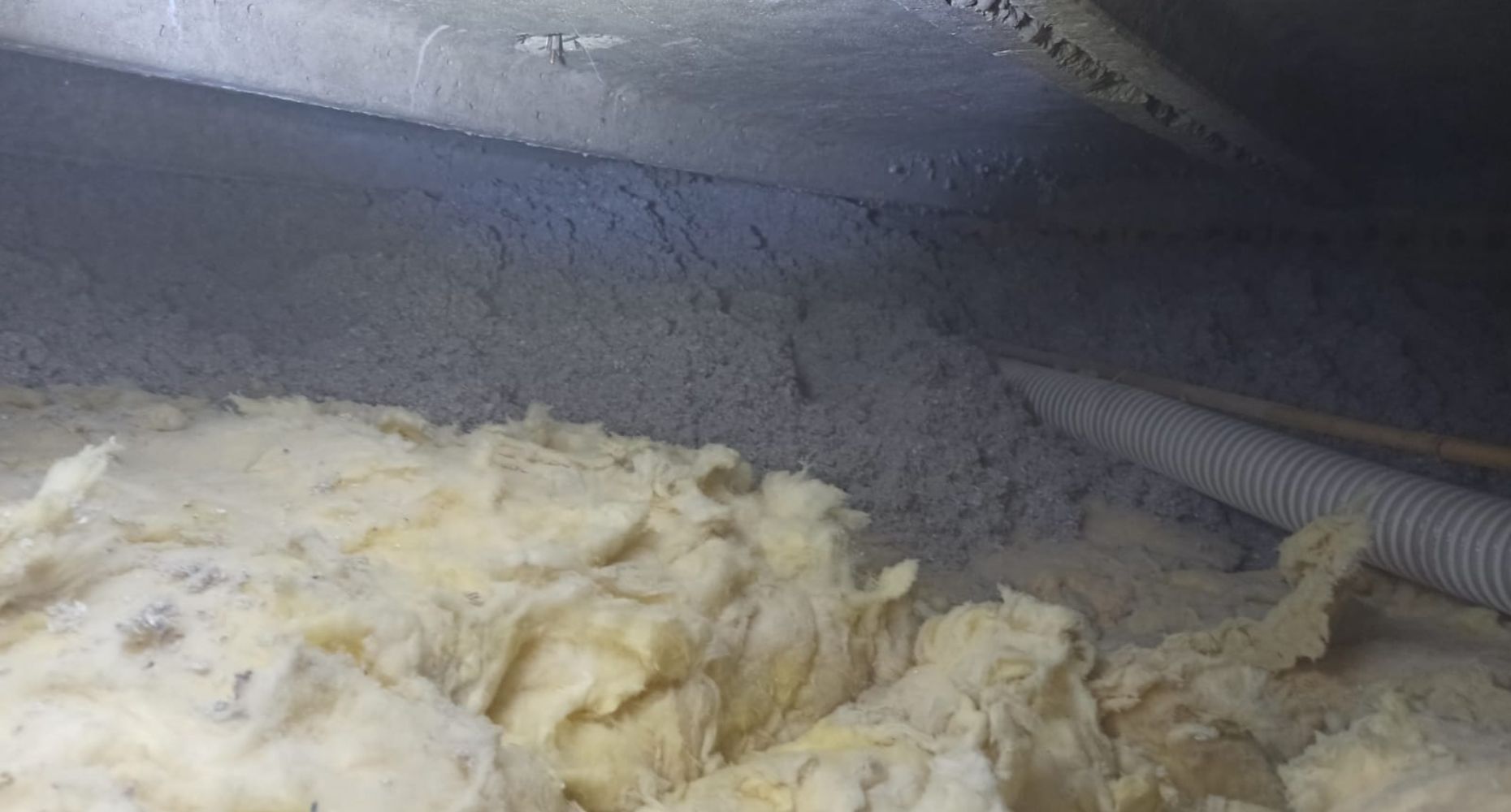 Dlaczego warto uzupełniać stare izolacje dachu celulozą Ocieplenia Celulozą