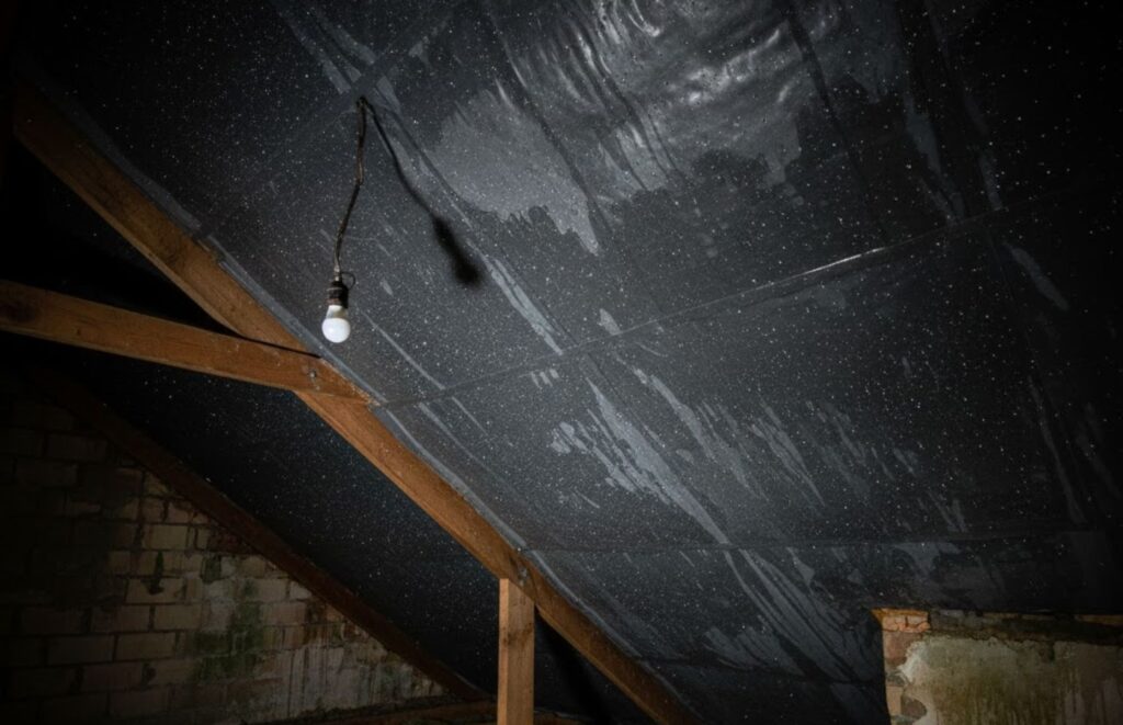 Skraplanie wody na poddaszu na folii 